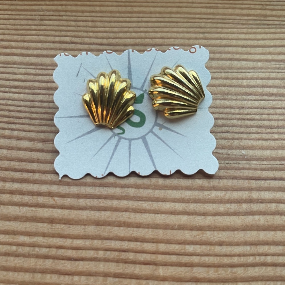 Vintage seashell post earrings